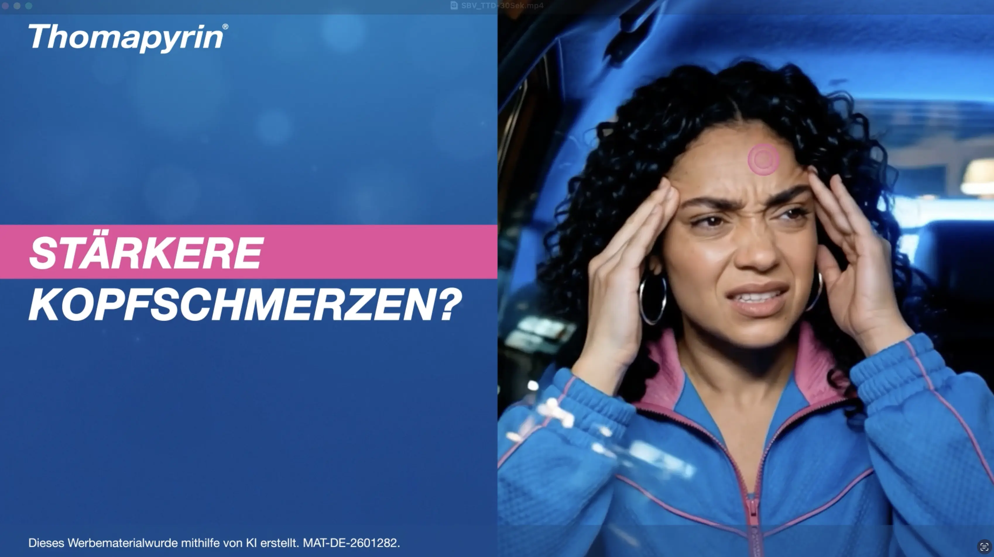 Eine Frau sitzt im Auto und hält sich schmerzerfüllt den Kopf.