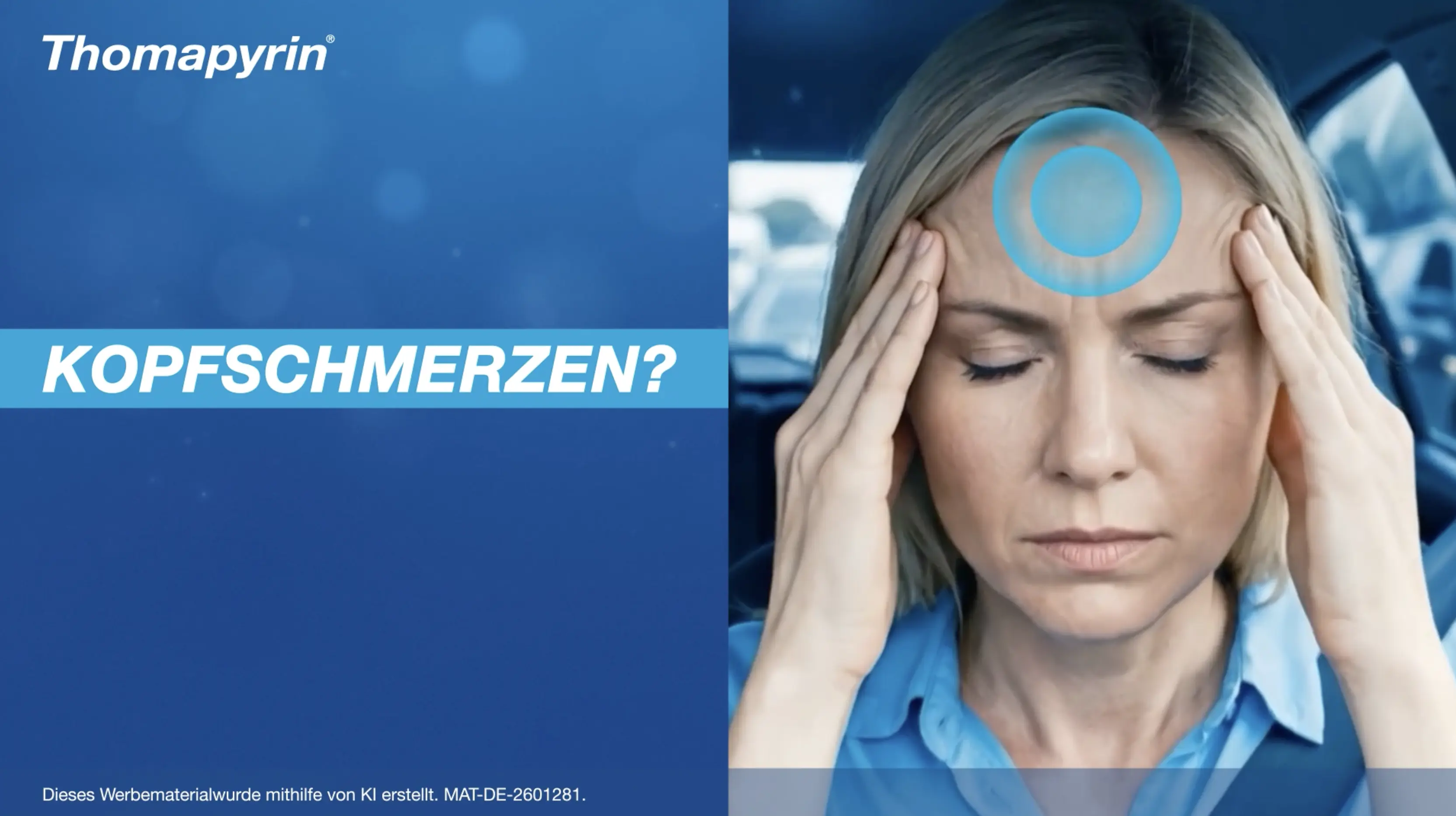 Eine Frau sitzt im Auto und hält sich schmerzerfüllt den Kopf.